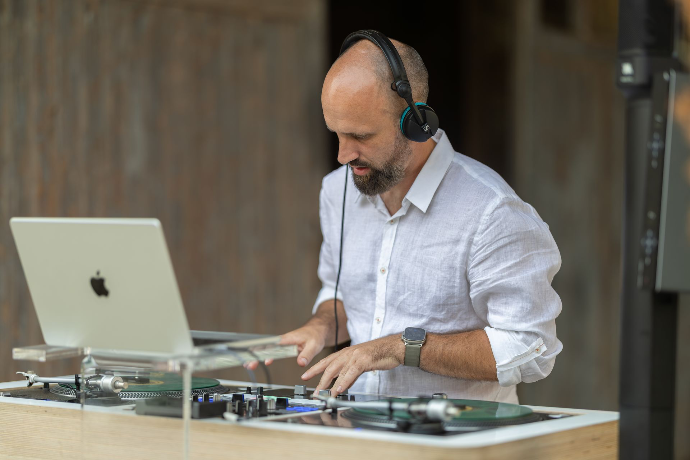 Ambiance sonore et lumière lors d'une prestation DJ de Sébastien Rythmx