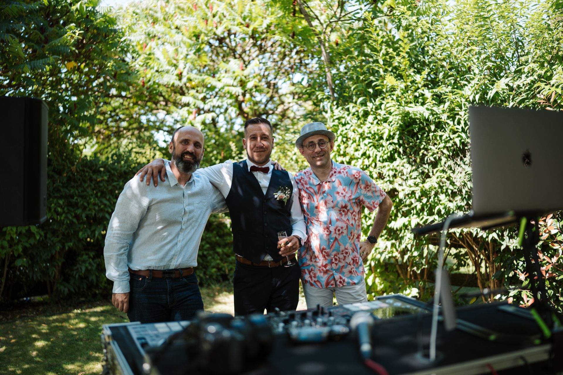 Invités en pleine effervescence lors d'une prestation DJ de Sébastien Rythmx