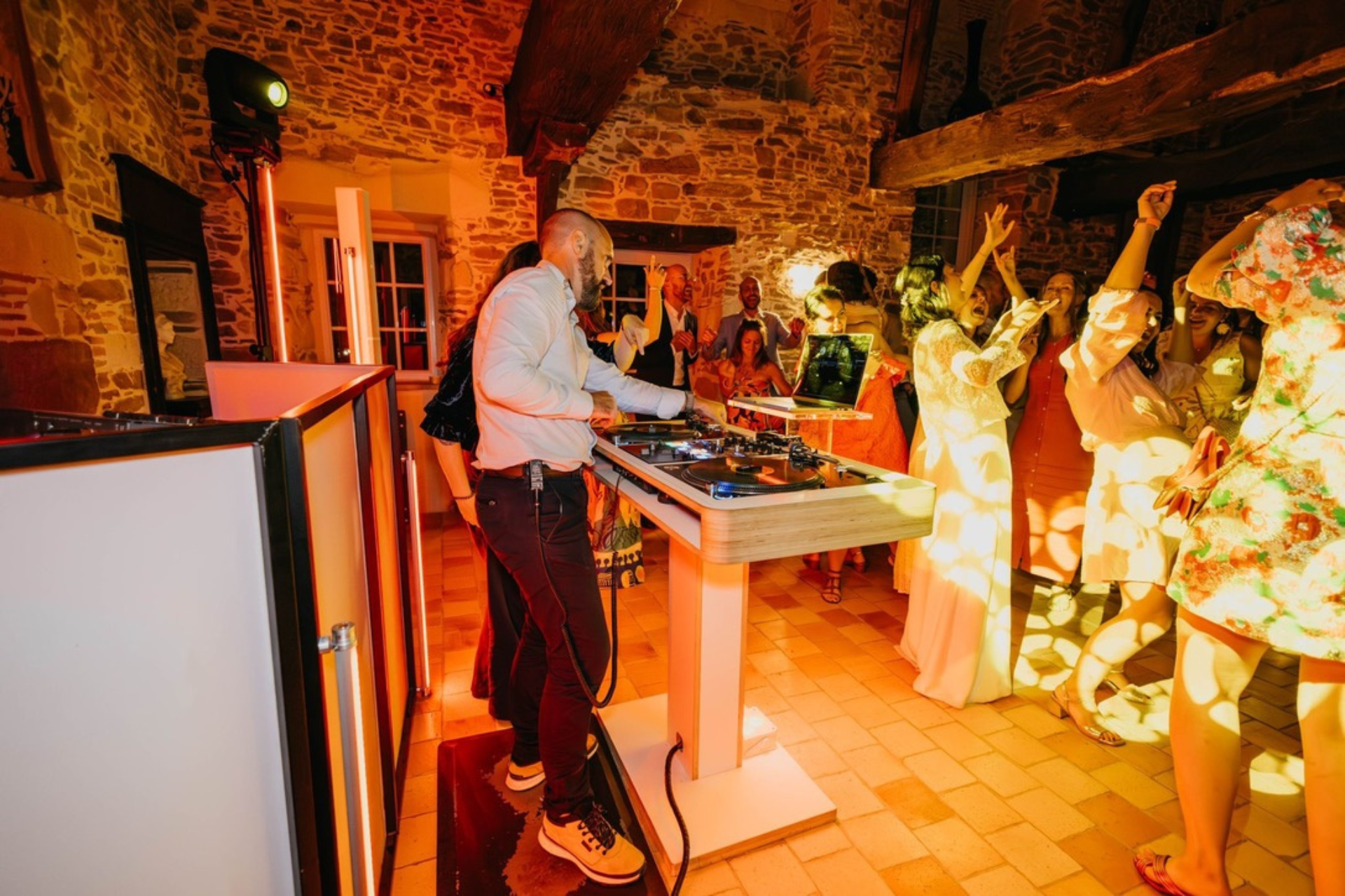 Invités en pleine effervescence lors d'une prestation DJ de Sébastien Rythmx