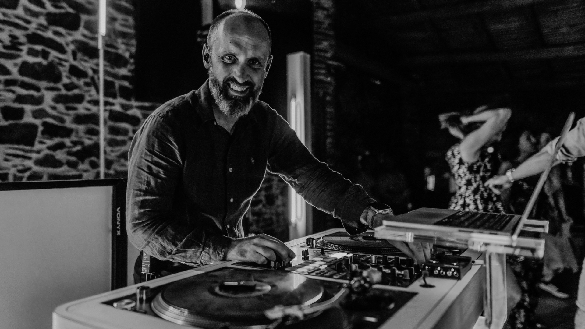 Moment de fête animé par Sébastien Rythmx, DJ événementiel en Haute-Savoie