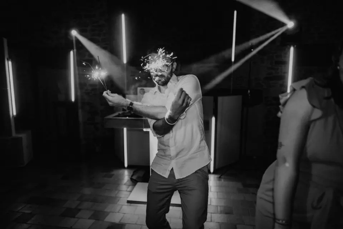 Ambiance festive lors d'une prestation DJ de Sébastien Rythmx